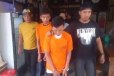 Ancam Sebarkan Video...