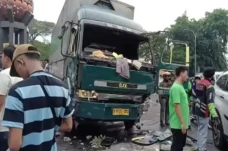 Truk Tabrak Tangerang,...