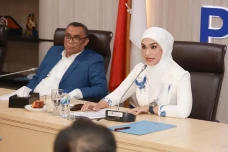 Putri Zulhas Minta Guru...