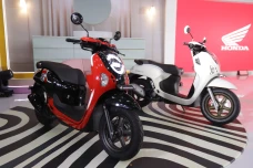 Penjualan Mobil Anjlok,...