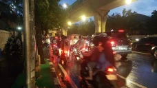Hati-hati Bikers! Berteduh...
