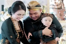 Profil dan Biodata Nicola...