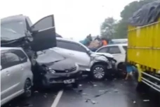 Tabrakan Beruntun di...