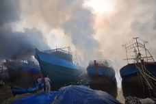 Belasan Kapal di Pelabuhan...
