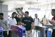 Naik LRT dari Dukuh...