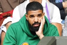 Drake Gigit Jari Kalah...