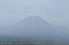 Semeru Berstatus Waspada,...