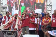 Rela Hujan-hujanan di...