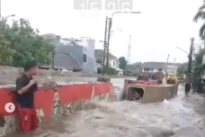 Tanggul Penahan Jebol,...