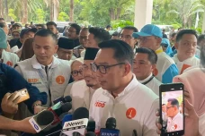 Jokowi Pilih Hadiri...