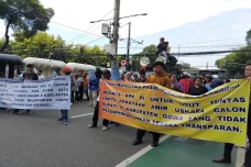 Mahasiswa Tuntut Transparansi...