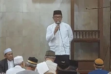 Ridwan Kamil Tunaikan...