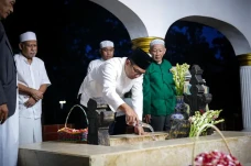 Dari Ziarah hingga Sungkem...