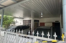 Bercak Darah di Depan...