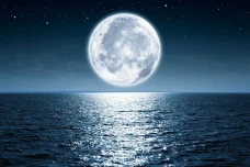 Bulan Semakin Menjauh...