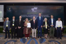 Tingkatkan Tenaga Kesehatan,...