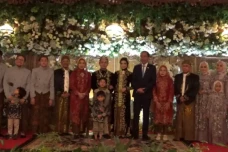 Jokowi Hadiri Pernikahan...