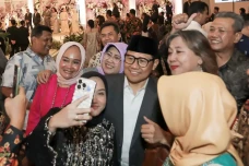 Hadiri Pernikahan Putra...