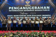 Pemkot Tangsel Raih...