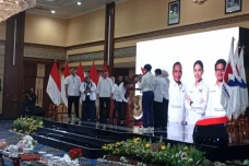 Ditandai Pemukulan Gong,...