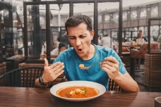 Konsumsi Makanan Pedas...