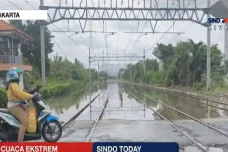 Banjir Rob, KAI Commuter...