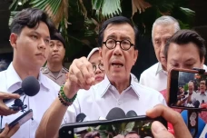Usai Diperiksa KPK,...