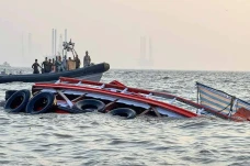 Kapal AL Tabrakan dengan...