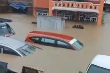 Penampakan Mobil Terjebak...