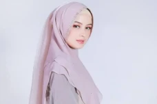 2 Sikap Edward Akbar...
