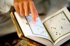 Hukum Tajwid Surat Ar...