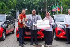 Bank Jatim Serahkan...