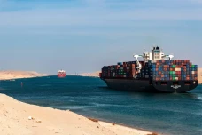 Pendapatan Terusan Suez...