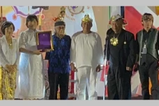 Raja Galuh Pakuan Anugerahkan...