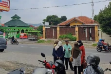 Keluarga Datangi Lokasi...