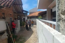 Konflik Keluarga, Akses...