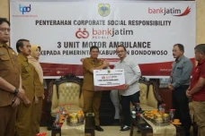 Bank Jatim Serahkan...