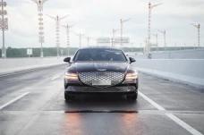 Genesis G80 Electrified:...