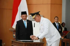 Fadjry Djufry Resmi...