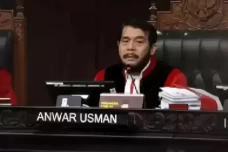 Hakim MK Anwar Usman...