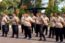 Kegendutan, 60 Polisi...
