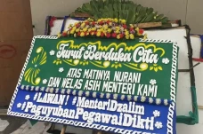 Karangan Bunga Bertuliskan...