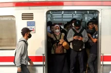 Truk di Pelintasan Stasiun...
