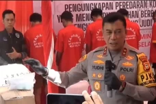 Edarkan Kosmetik Mengandung...
