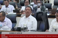Dengan Tenangnya, Menteri...