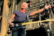 Sting Tunda Konser di...