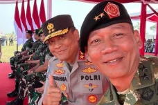 Adik-Kakak Ini Sandang...