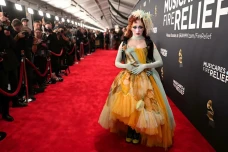 10 Busana Terbaik Grammy...