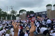 Unjuk Rasa di Depan...