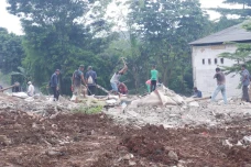 Pengosongan Lahan UIII...
